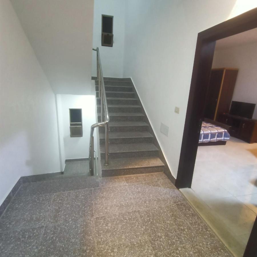 Red Rose City Apartment Вади Муса Экстерьер фото